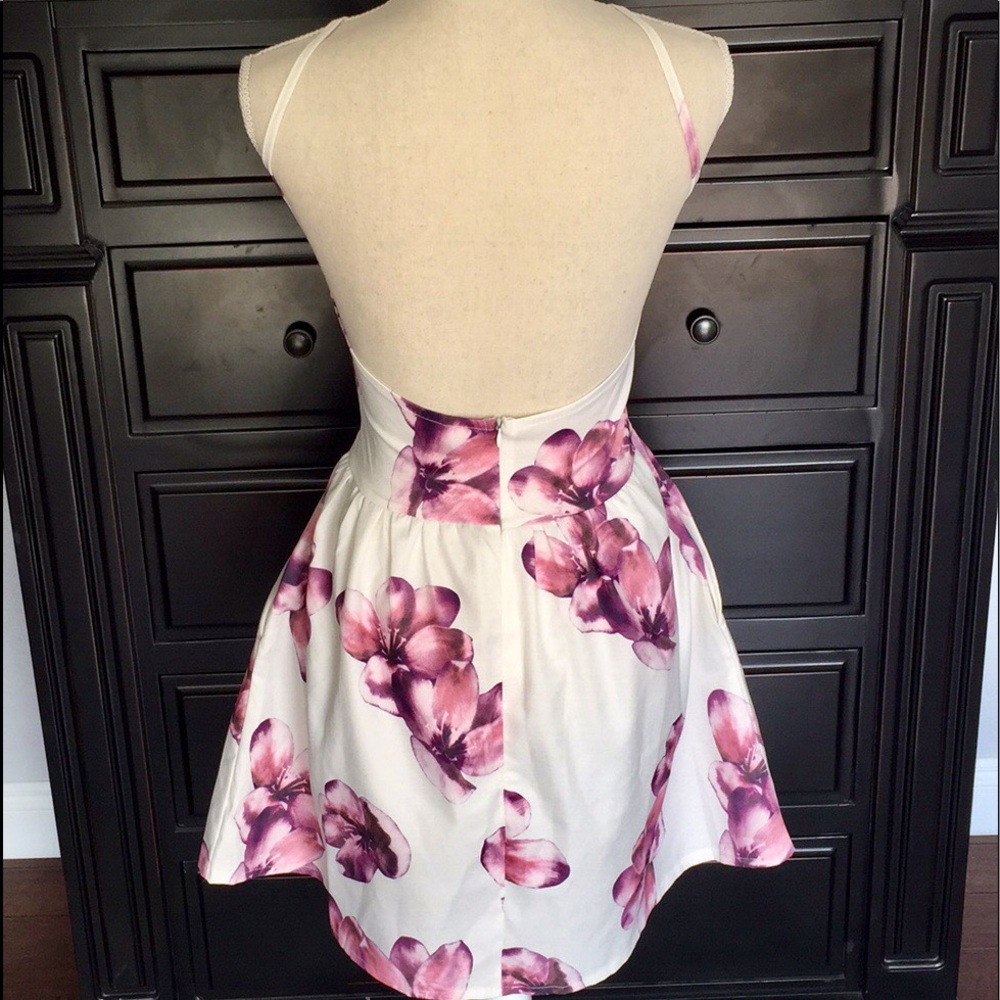 ❤️White Floral Dress❤️ - Picture 3 of 5